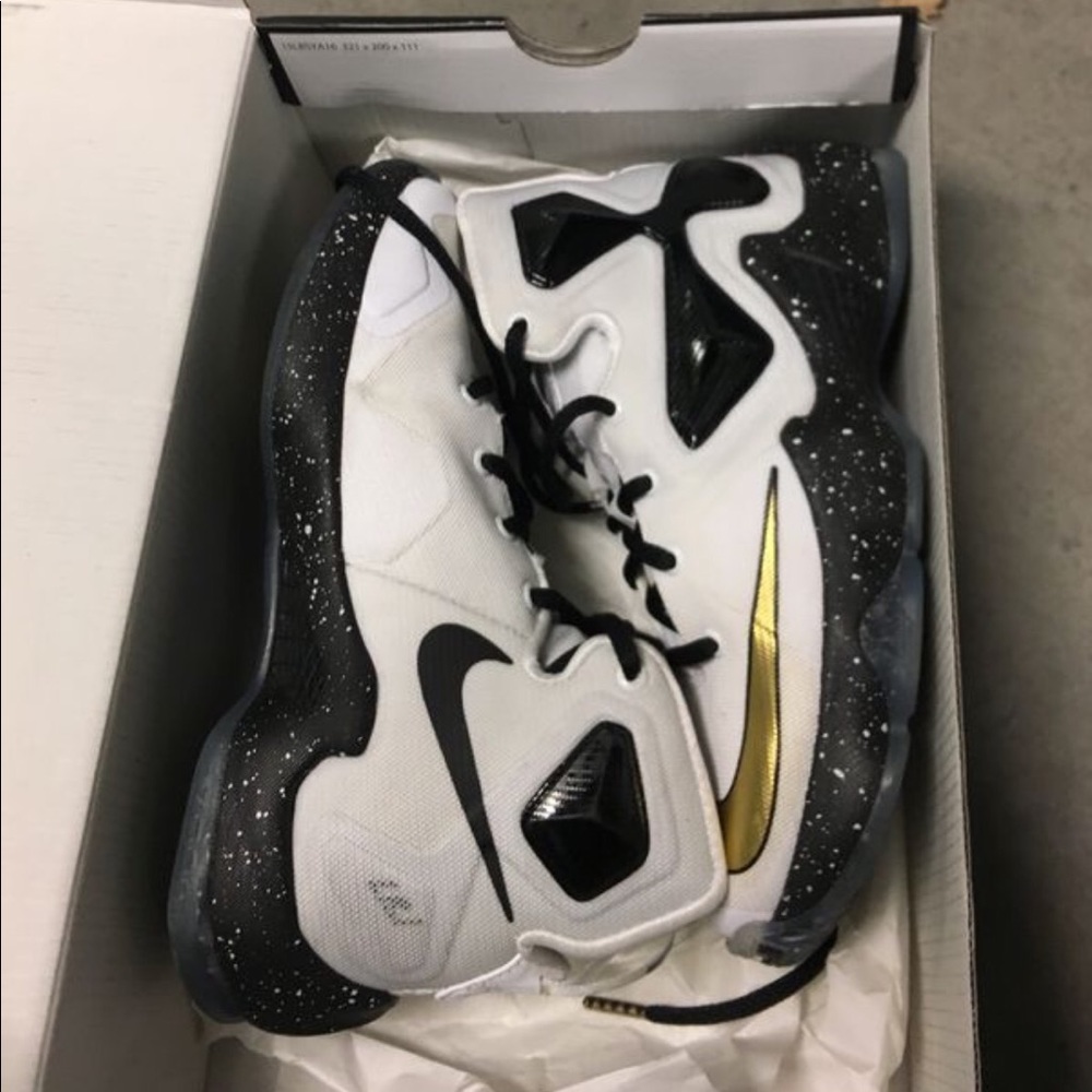 Lebron James - Picture 2 of 4